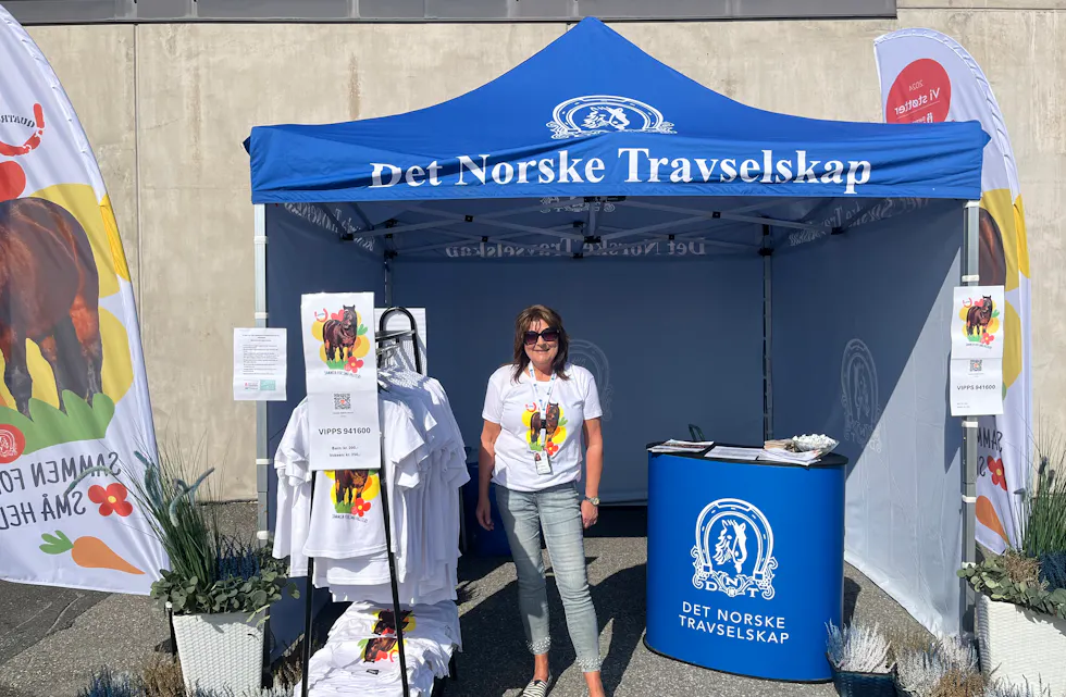 Tove Onshuus, rekrutteringsansvarlig for barn og ungdom i Det Norske Travselskap, sto for salget av T-skjorter på vegne av DNT, hvor hele overskuddet går uavkortet til Barnekreftforeningen.