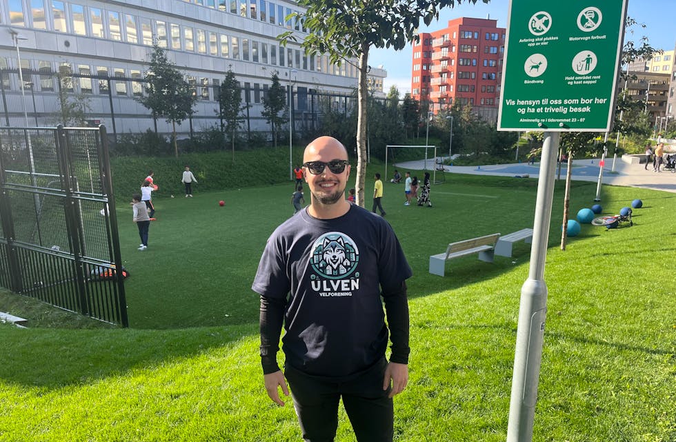 David Aas Correia, styremedlem i Ulven velforening foran fotballbanen mellom blokkene.