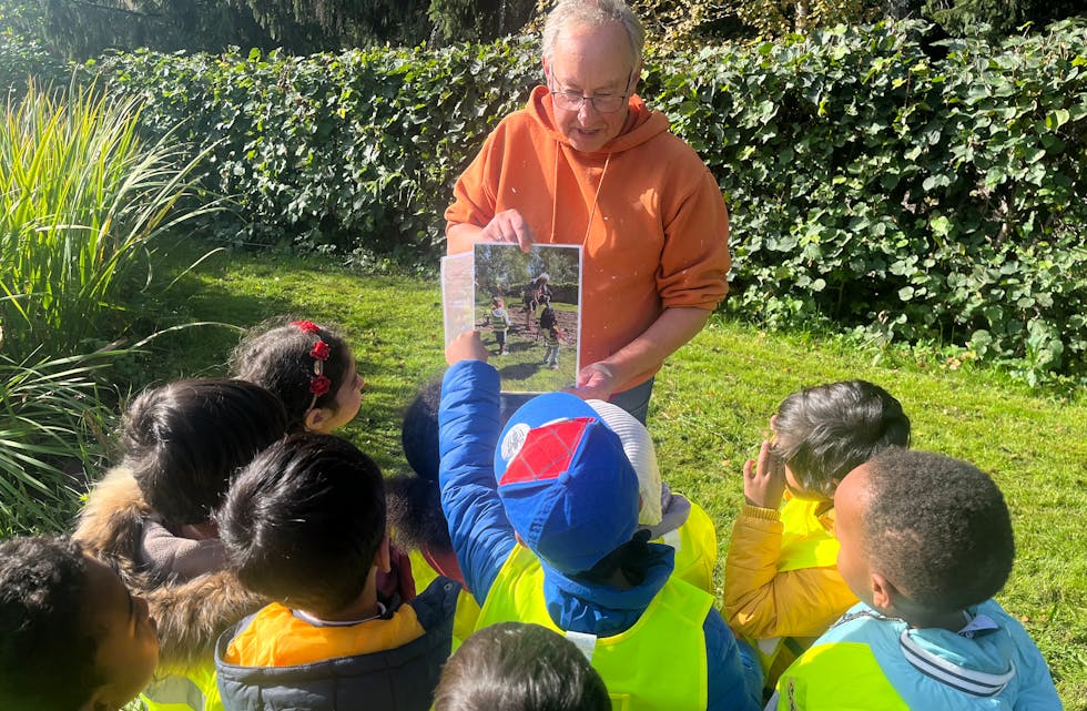 Stanley Johannessen viser barna fra Vestliberget barnehage et bilde fra i vår, da de plantet potetene for første gang.