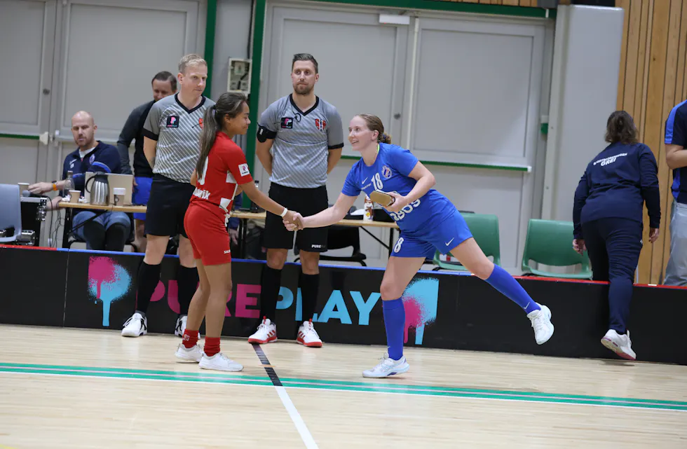 PANGSTART: Nicoline Karlsen for Grei (til høyre) storspilte og ble kåret til banes beste spiller for andre gang på rad.