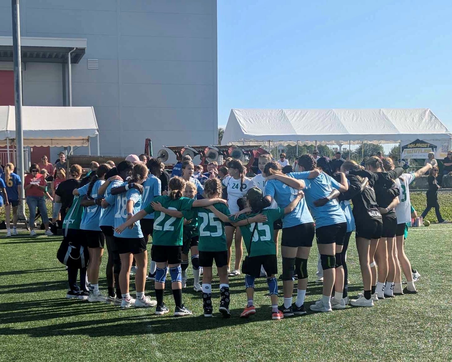 J2015 og J2010 feirer seier