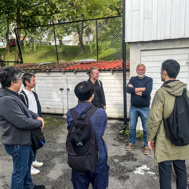 JAPAN-HUS: Her har det blitt bestemt at det skal bygges et lite Japan-hus, noe delegasjonen synes var spennende å høre om.