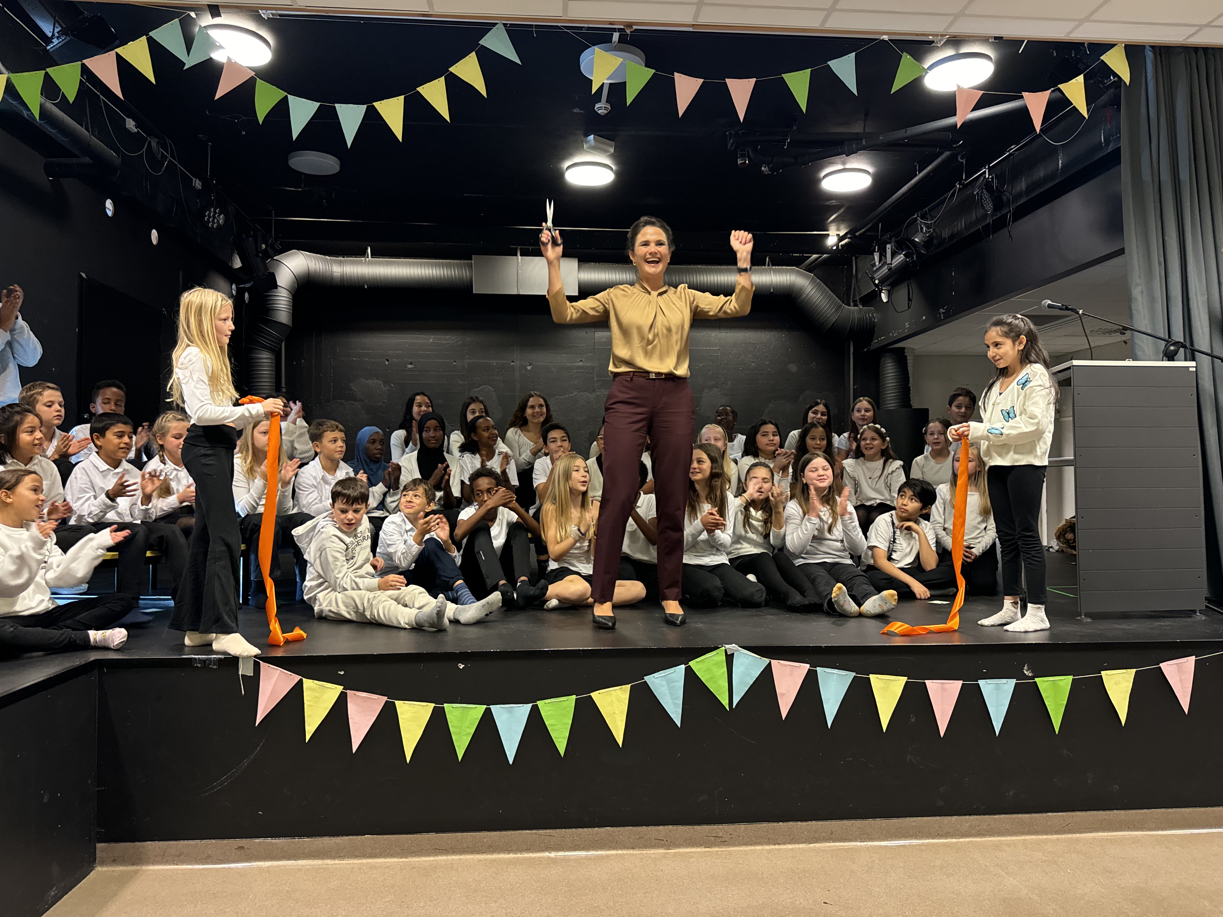 INGEN FEST UTEN: Kunnskapsminister Kari Nessa Nordtun fikk det ærefulle oppdraget med å klippe den røde snora.