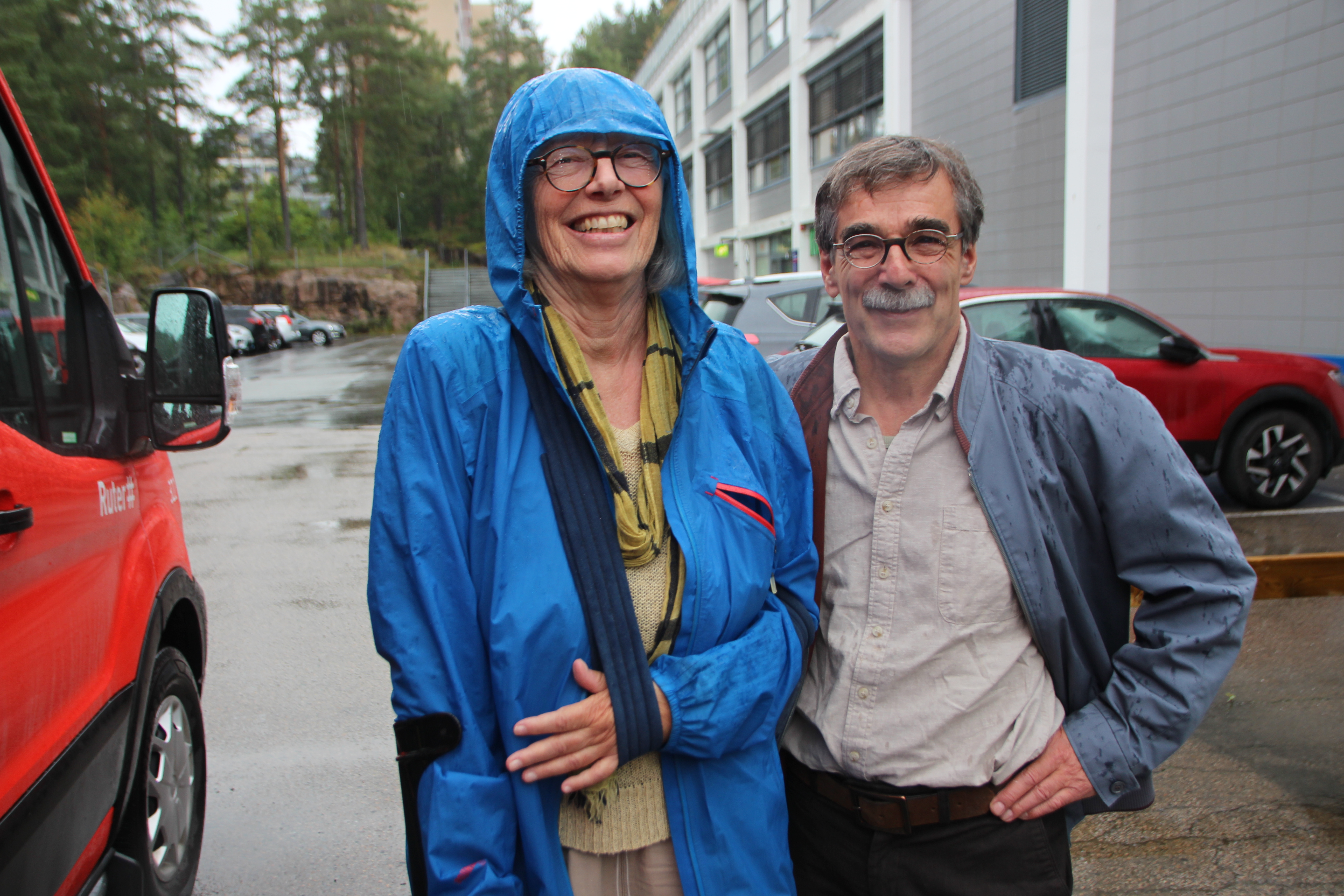 FØRSTE TUR I BYDELEN: Bydel Grorud er en av fire nye bydeler som nå har tilbudet med Aldersvennlig transport. Første tur med bussen ble med Kirsten Berrum til Romsås senter. Her sammen med mannen Ulrich Thallemer.