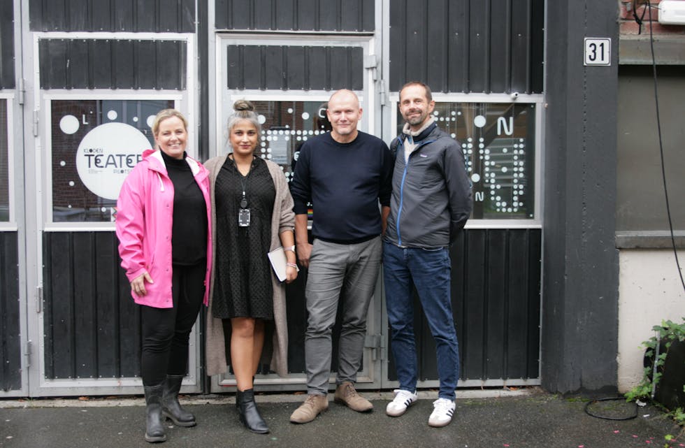 KOMMUNEN ER MED: Byrådet har satt av 15 millioner til at Kloden skal få bygge om sine lokaler til nye produksjonslokaler for scenekunst til hele landet. Eneste kravet er at også staten blir med på spleisen. Det håper kultur- og næringsbyråd Anita Leirvik North (H, f.v.), styremedlem Mishell Akhtar Shakar, teatersjef ved Kloden Ådne Sekkelsten og finansbyråd Hallstein Bjercke (V) at de vil gjøre.