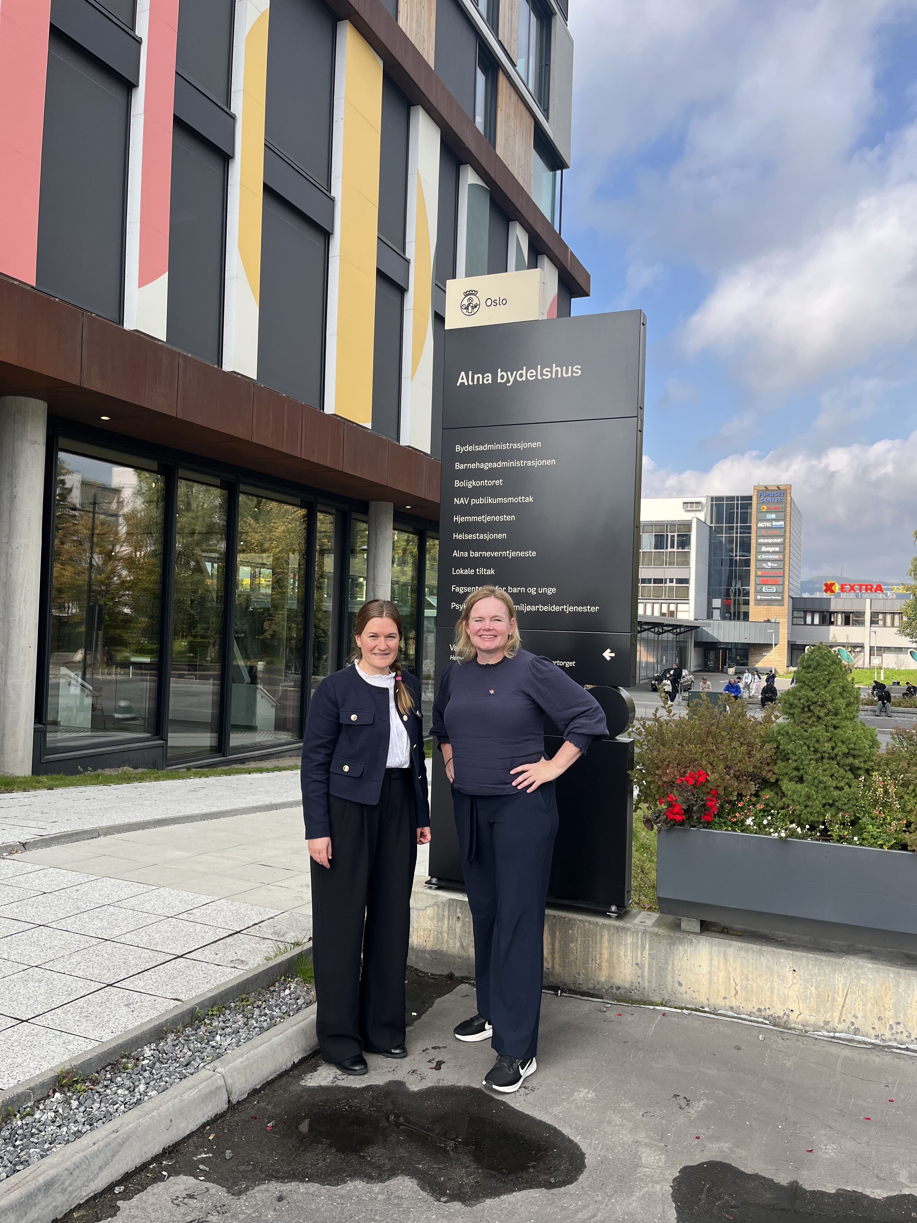 TAR MED RETTSHJELPEN TIL GRORUDDALEN: Kreftforeningen skal gjennom høsten tilby rettshjelp til folk i Groruddalen i bydelshuset til Alna på Furuset. Her med Lene Elnes (t.v.) og Christine Lager Nesje i Kreftforeningen.