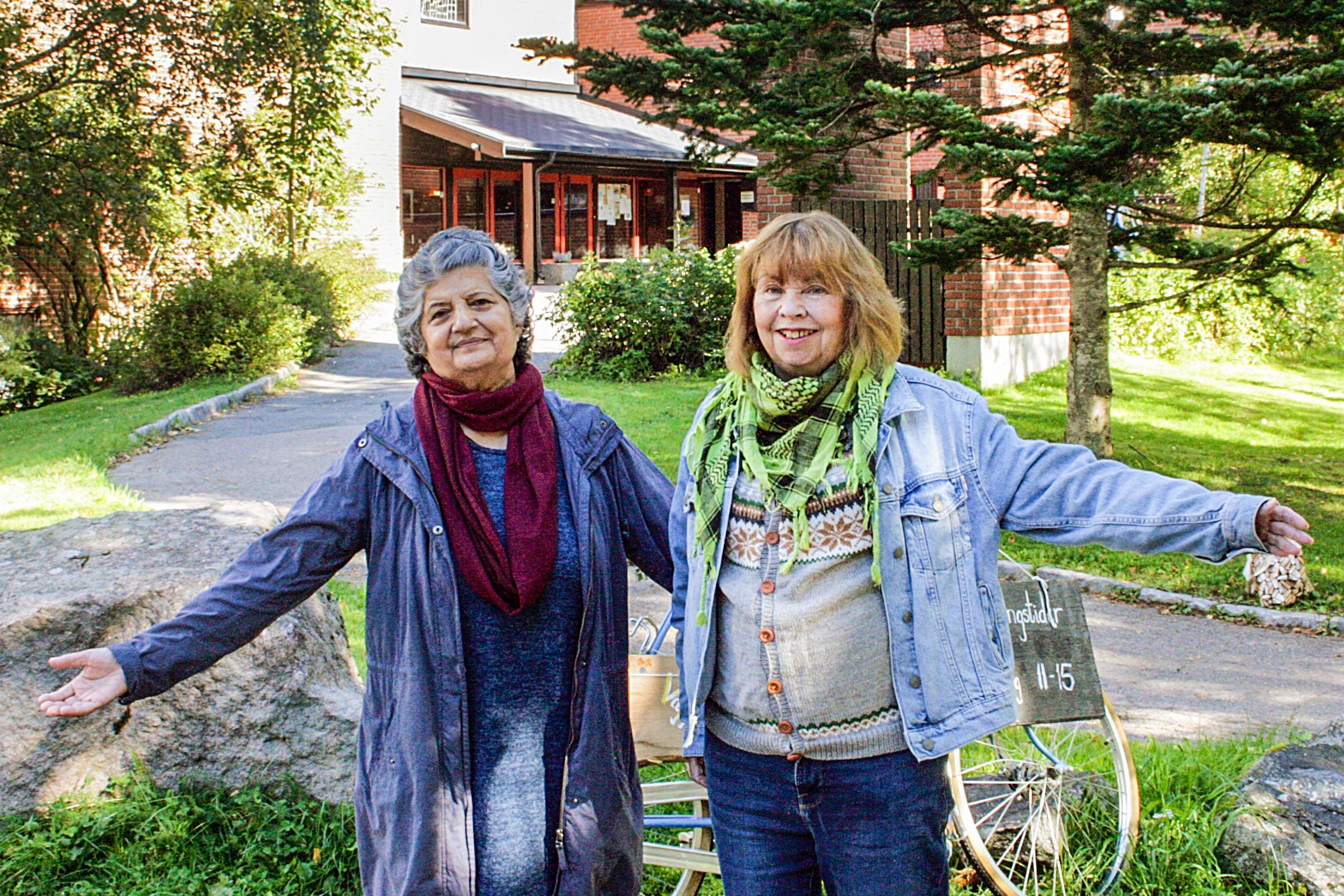 BLI KJENT MED KVINNEGRUPPA: I ti år har de samlet seg til gode samtaler i Ellingsrud kirke. Nå gleder Aruna Sharma (t.v.) og Kari Gladtvet seg til å feire med hele Ellingsrud.