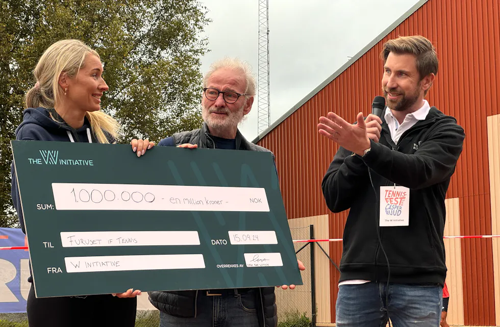Eirik Bøe Sletten er daglig leder i The W Initiative, og overrekker én millioner kroner til Furuset IF Tennis ved daglig leder Ingrid Huus og Jan Huus.