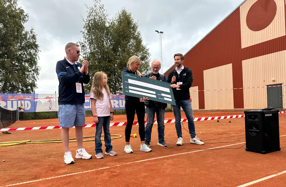 Eirik Bøe Sletten er daglig leder i The W Initiative, og overrekker én millioner kroner til Furuset IF Tennis ved daglig leder Ingrid Huus og Jan Huus. Rune Gjelberg (t.v.) har nettopp tatt over stafettpinnen som daglig leder i Furuset IF, og deler begeistringen over denne flotte gaven som kommer barn og unge på Furuset til gode.