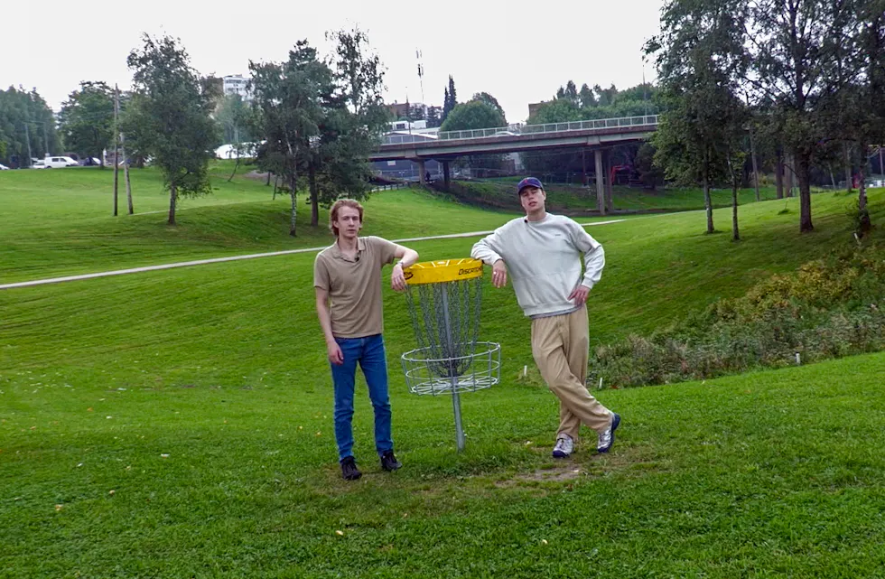 Er dette Norges vanskeligste discgolfhull? Magnus (t.v.) og Nikolai fra lokalavisen prøver å finne det ut.