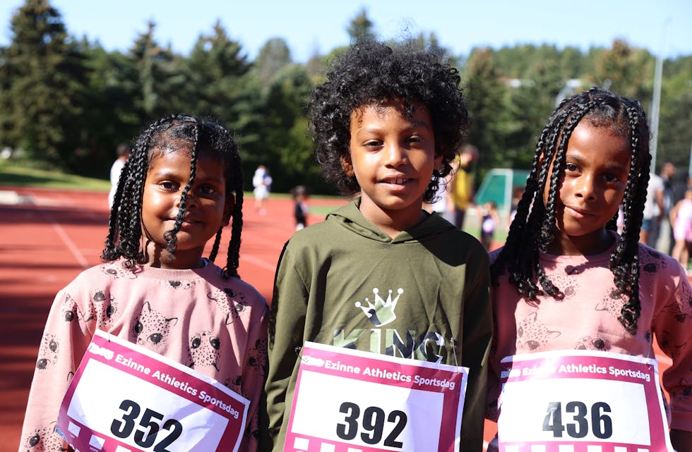 Maram (6) (f.v), Amir (7) og Mira (5) storkoser seg med å delta på forskjellige aktiviteter.