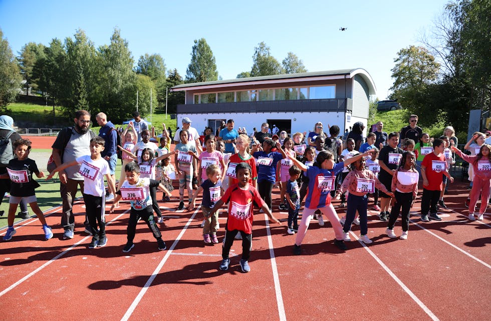 IDRETTSFEST: Sportsdagen, arrangert av Ezinne Athletics, samlet hele 350 barn og voksne. Her med Krisva (6) i front.