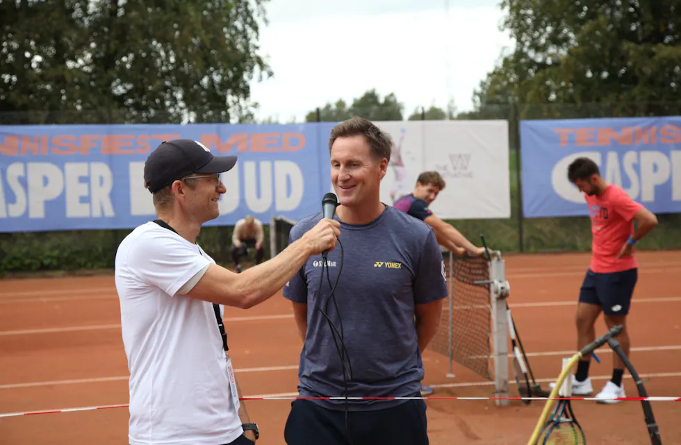 Svein Tore Bergestuen i prat med Christian Ruud etter fotballtenniskampen hvor han og sønnen Casper spilte på samme lag.