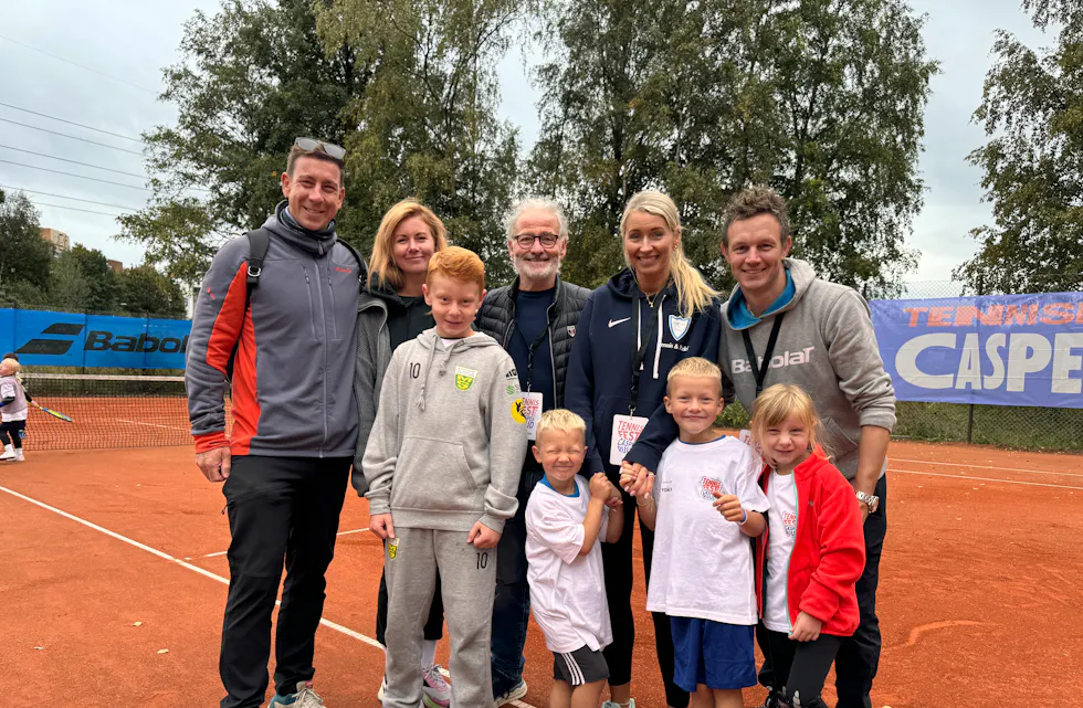 TENNISFAMILIEN PÅ FURUSET: Generasjonene som omkranser ildsjelen som har gått foran i alle år, Jan Huus. På venstre side ser vi Miro Brnic og Maria Huus. Til høyre Ingrid Huus som er daglig leder i Furuset IF Tennis og Joakim Karlsson. Barna fra venstre: Erik, Alfred, Arvid og Ulrikke.