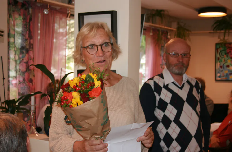 TAKKER FOR SAMARBEIDET: Tone Andersen har jobbet i Bydel Stovner i mange år. På vegne av bydelen overrakte hun blomster til Mental Helse Stovner på jubileumsfesten.