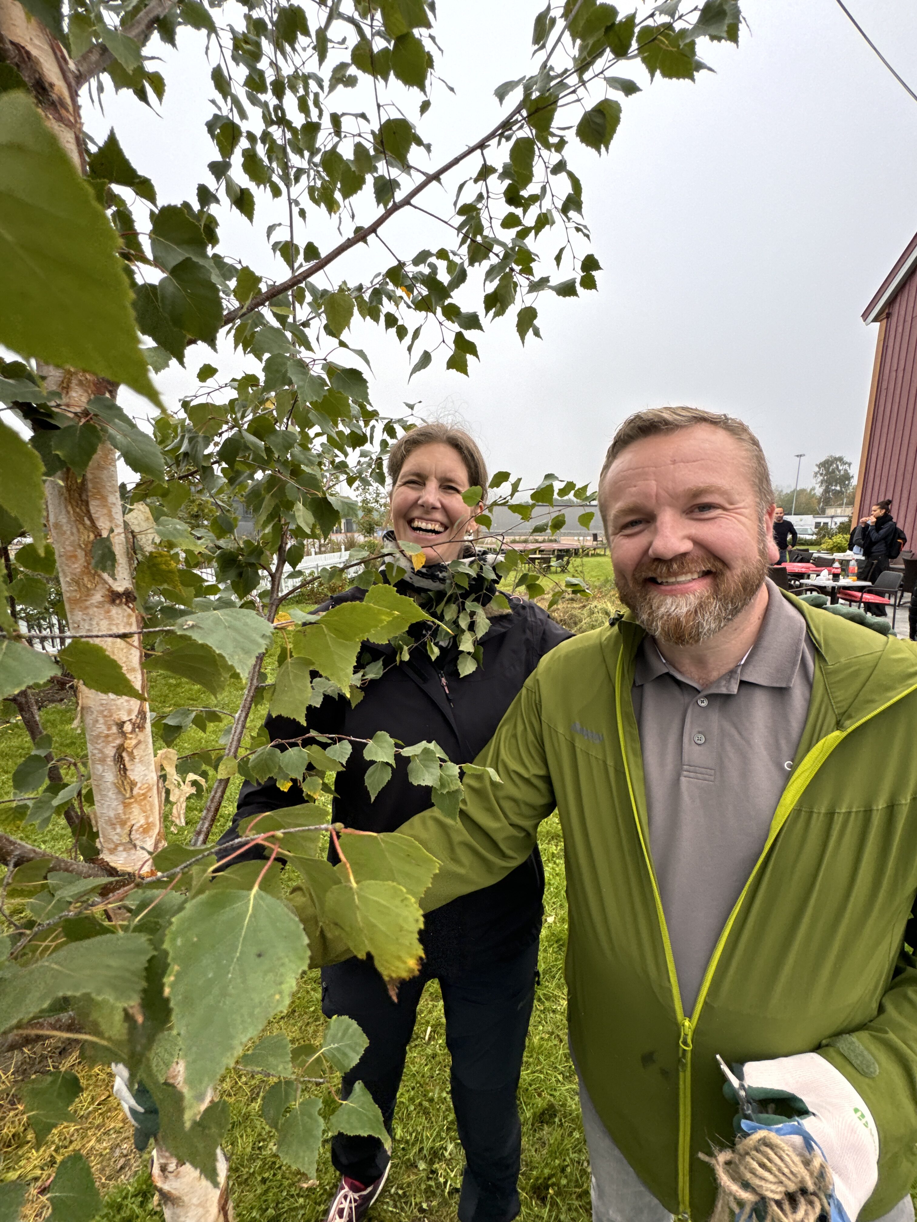 SMIL: Anders Røberg-Larsen og bydelsutvalget til Grorud har fått sitt eget tre sammen med Tone Marie Falch og Grorud Rotary Club.