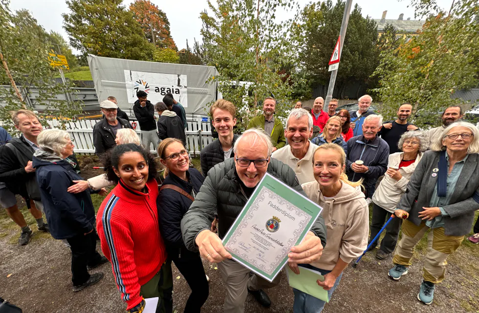 BELØNNING: Trefadderne fikk diplom etter treplantingen. Her med avisas redaktør Hjalmar Kielland jr.