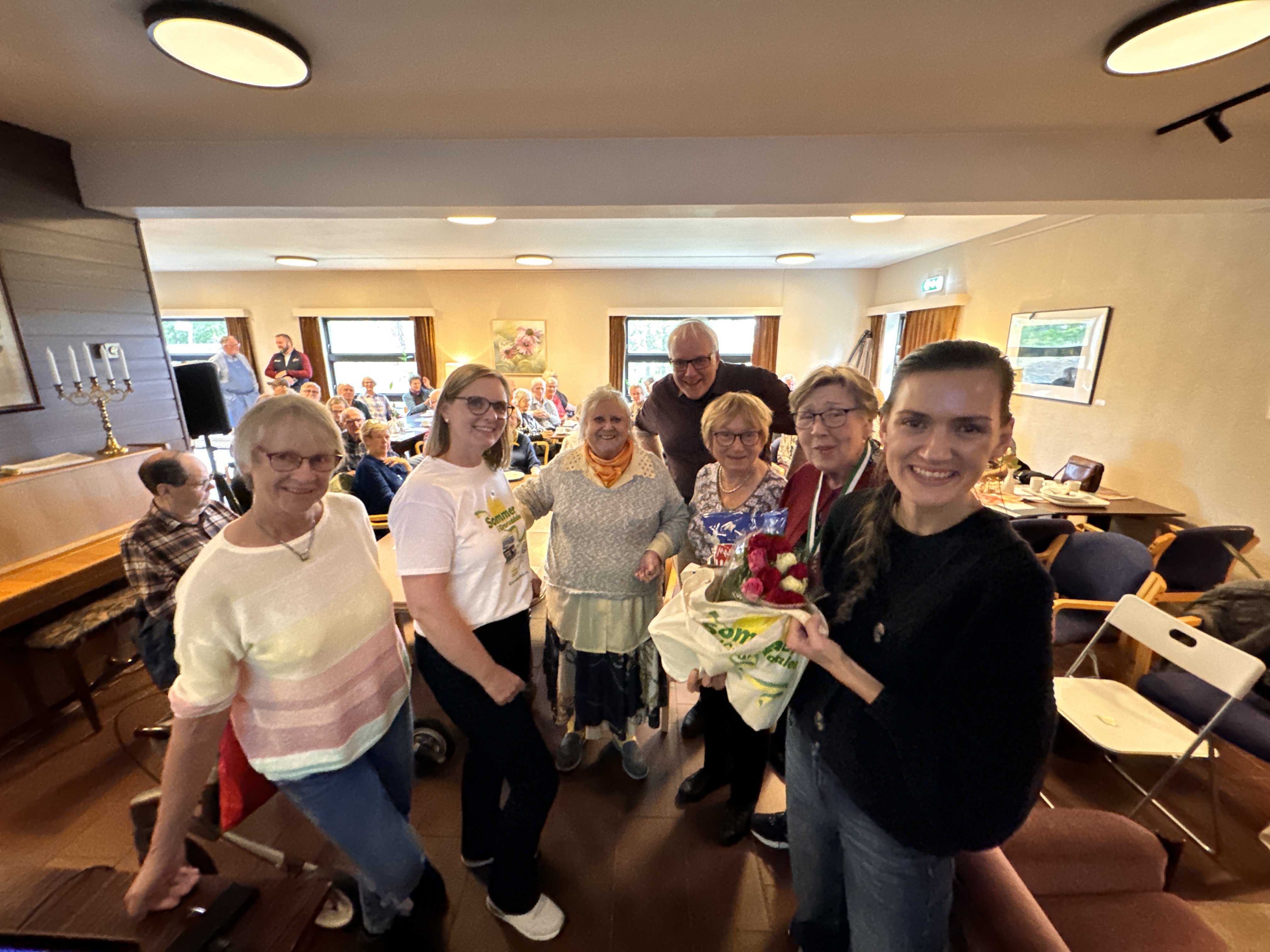 AVISA PÅ BESØK: Det var god stemning fra start til slutt da lokalavisa kom på besøk til seniorsentret på Rødtvet. 