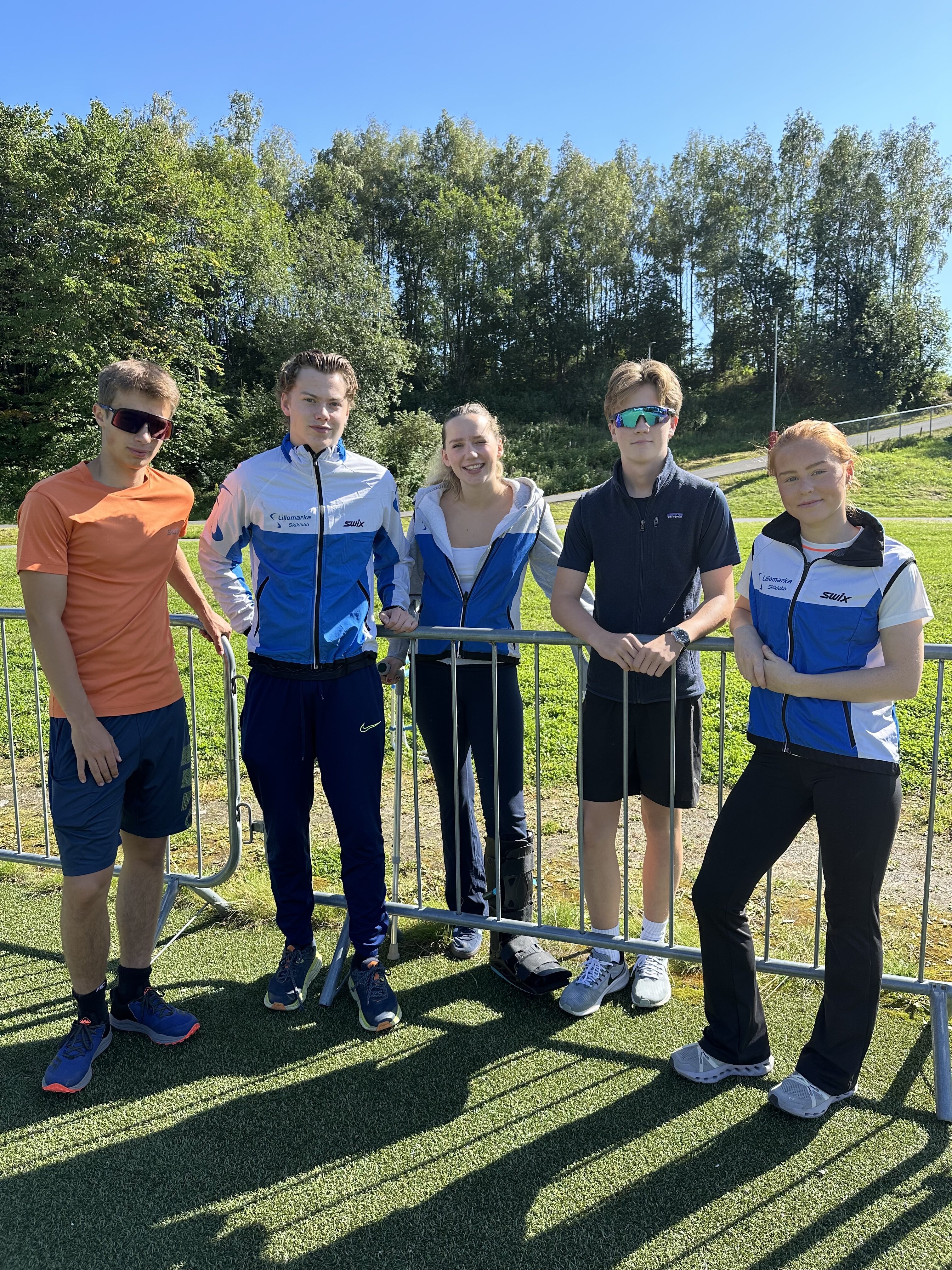 EGENPRODUSERTE: Vegard (f.v), Erik, Guro, Anders og Tuva er noen av klubbens ungdomsledere og sørget for at aktivitetsdagen i Lillomarka arena ble vellykket. 