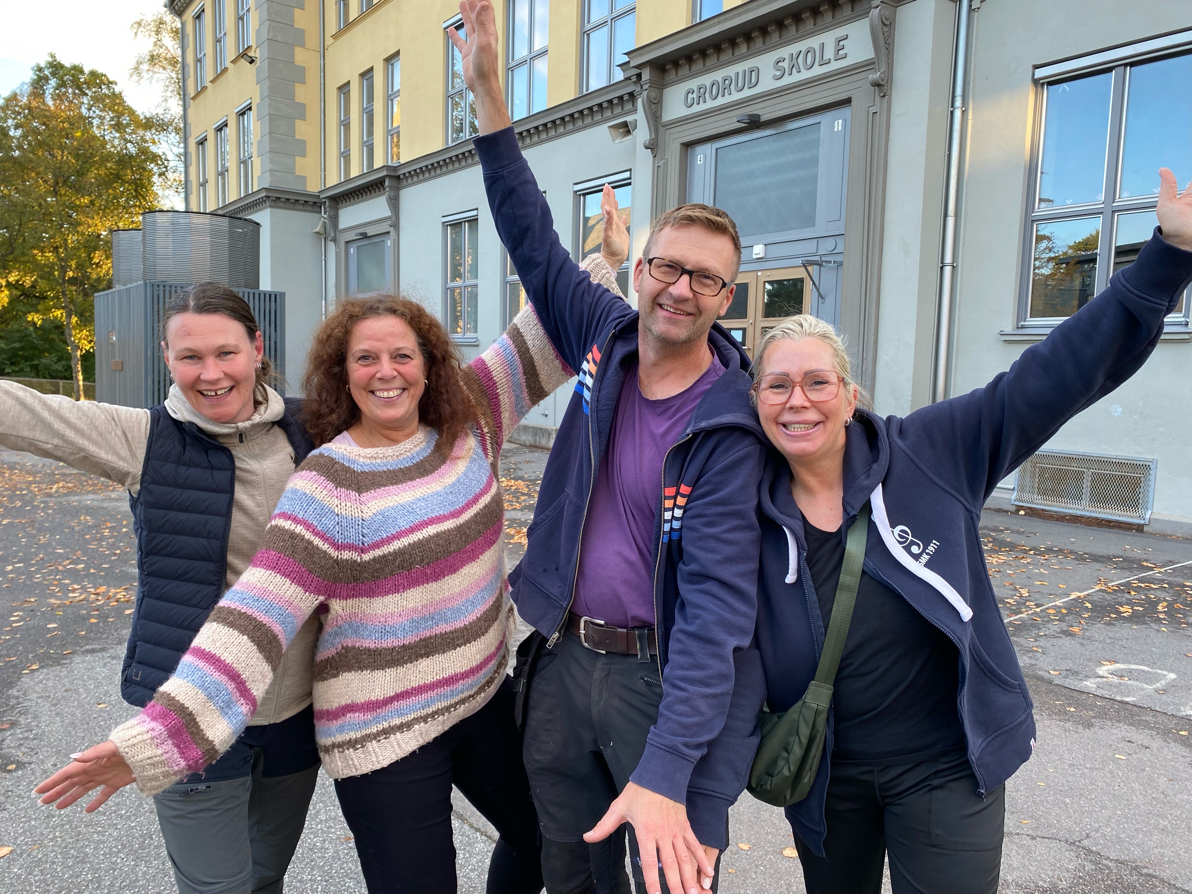 VELKOMMEN TIL LOPPIS: Merete Olsen, Elin Hernandez, Sjur Jøkling Eriksen og Bettina Røste er korpsforeldre og ønsker alle velkommen til loppemarked i helgen. (Foto: Torgunn Kjølstad)