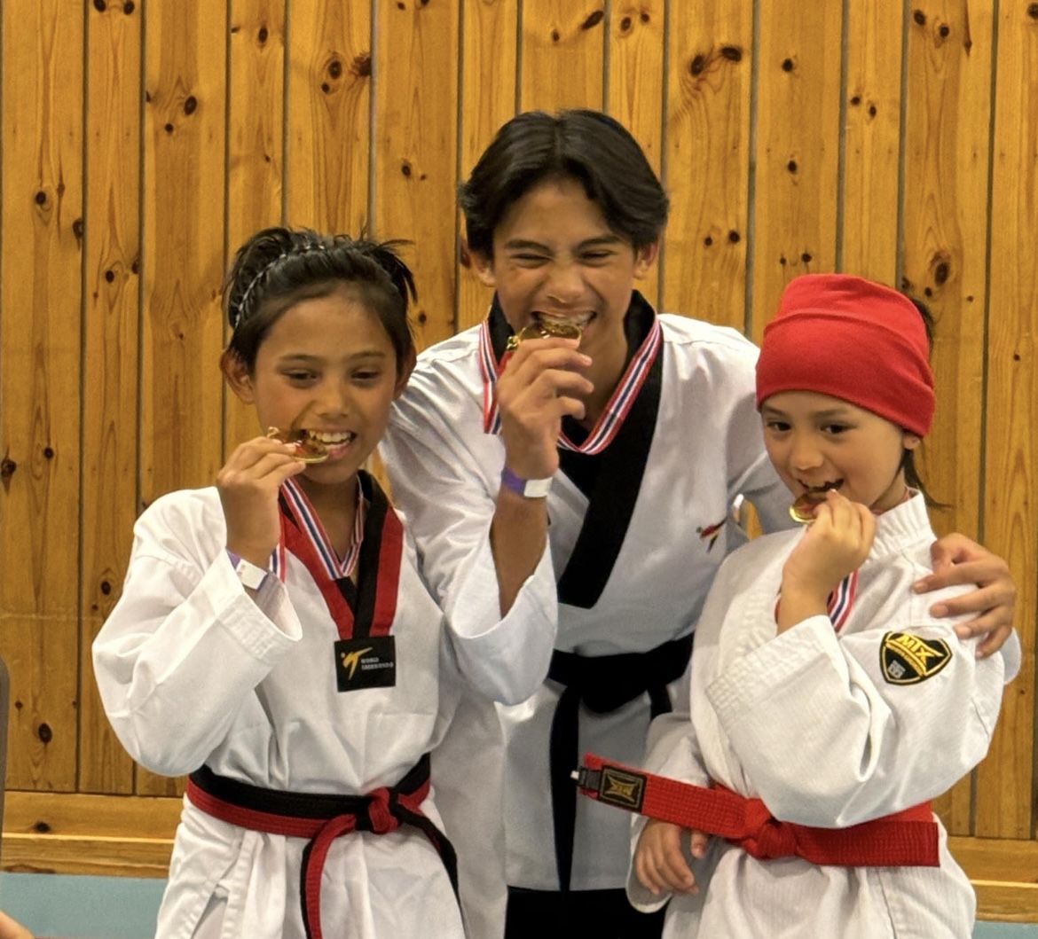 GULLGJENGEN: Jayden Lumban, Liam Lumban og Hayven Lumban gikk helt til topps i sine klasser og sikret hvert sitt gull.