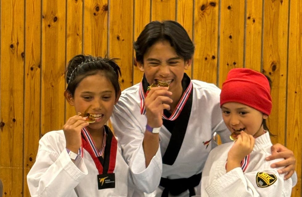 GULLGJENGEN: Jayden Lumban, Liam Lumban og Hayven Lumban gikk helt til topps i sine klasser og sikret hvert sitt gull.