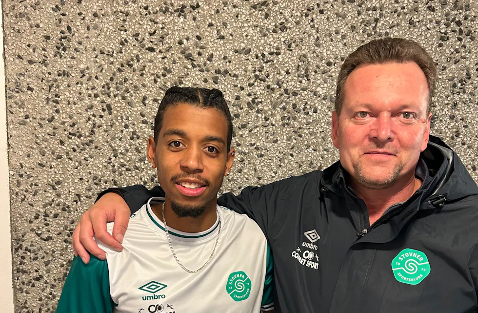 KLAR TIL INNSATS: Yazdani Unis Dalmacio Kamara skal score mål for Stovner og bidra til at laget berger plassen i 4. divisjon. Her med leder av fotballgruppa, Espen Myrbakken.