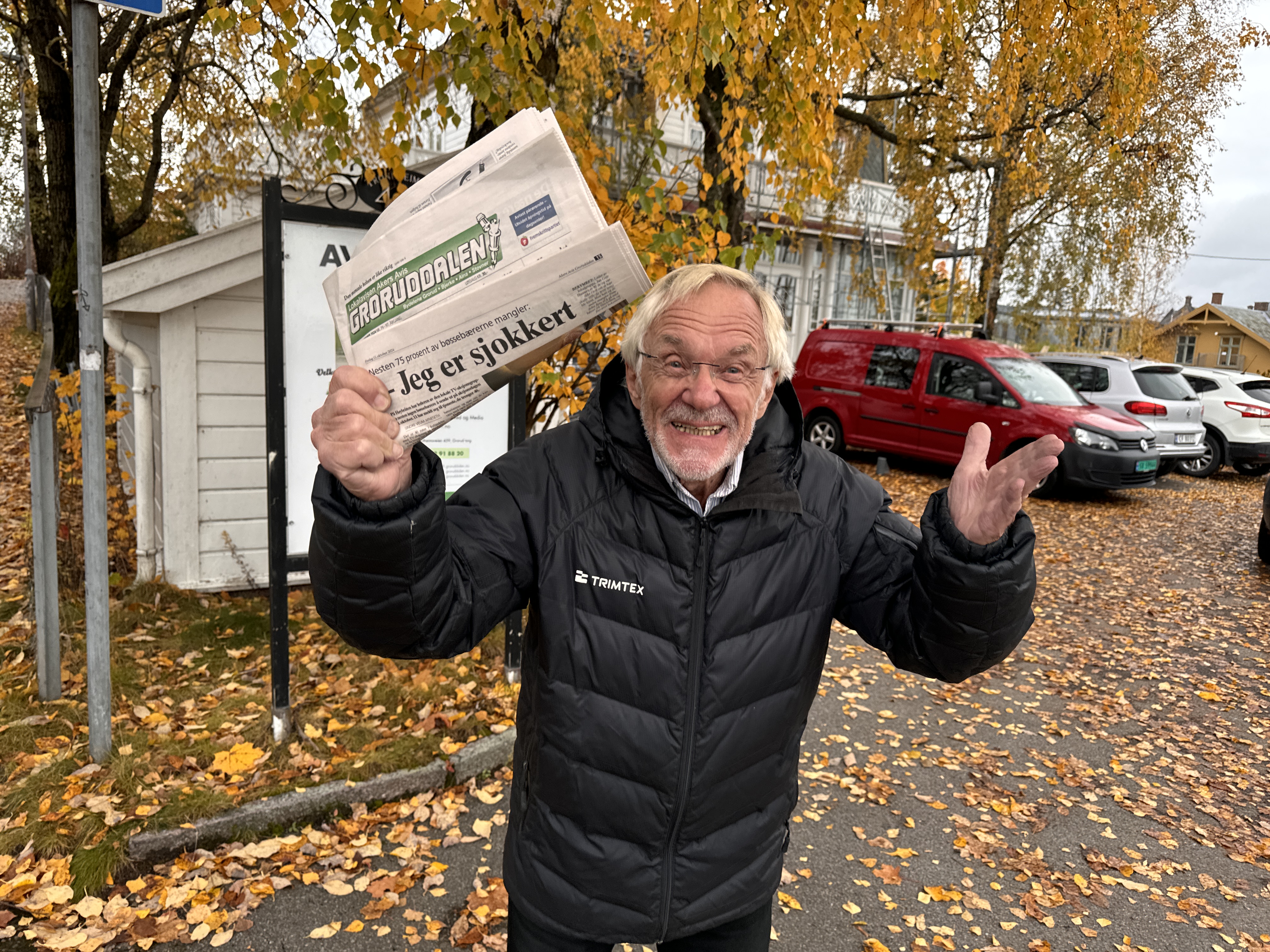 LETTET OG GLAD: På Høybråten er de alle mann alle og klare til helgens TV-aksjon etter massiv påmelding de siste dagene. Her er leder av Høybråten-gruppa, Jan Geir Haanæs, i strålende humør foran avishuset. 