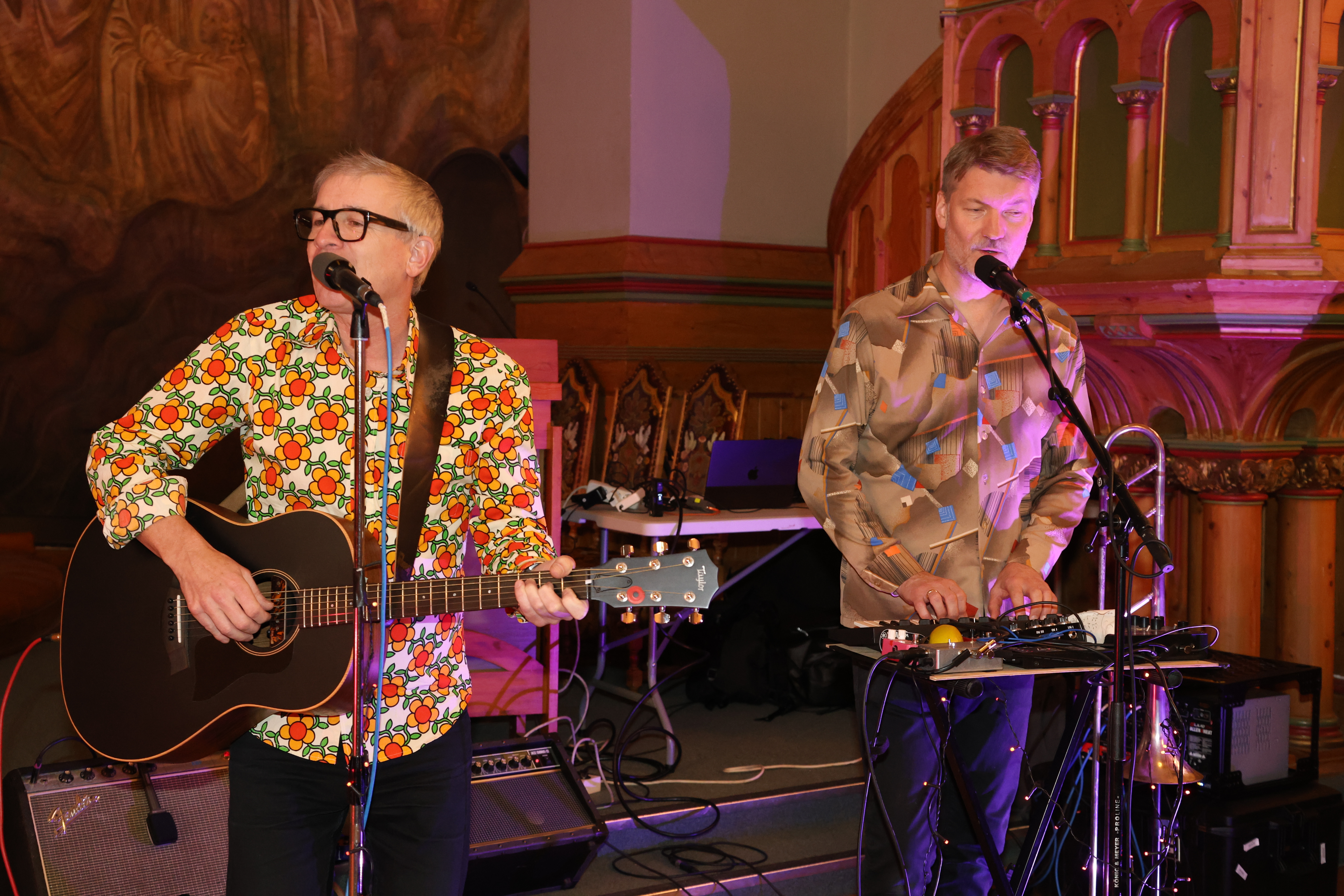 SAMARBEIDER MED JENTENE: Meg og kammeraten min består av Martin Hagfors og Erik Johannessen. De er kjent for å spille musikk for barn - men også med, som de gjør i samarbeidet med Det Norske Jentekor. (Foto: Tom Evensen)