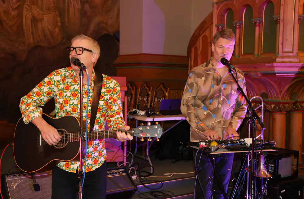 SAMARBEIDER MED JENTENE: Meg og kammeraten min består av Martin Hagfors og Erik Johannessen. De er kjent for å spille musikk for barn - men også med, som de gjør i samarbeidet med Det Norske Jentekor. (Foto: Tom Evensen)