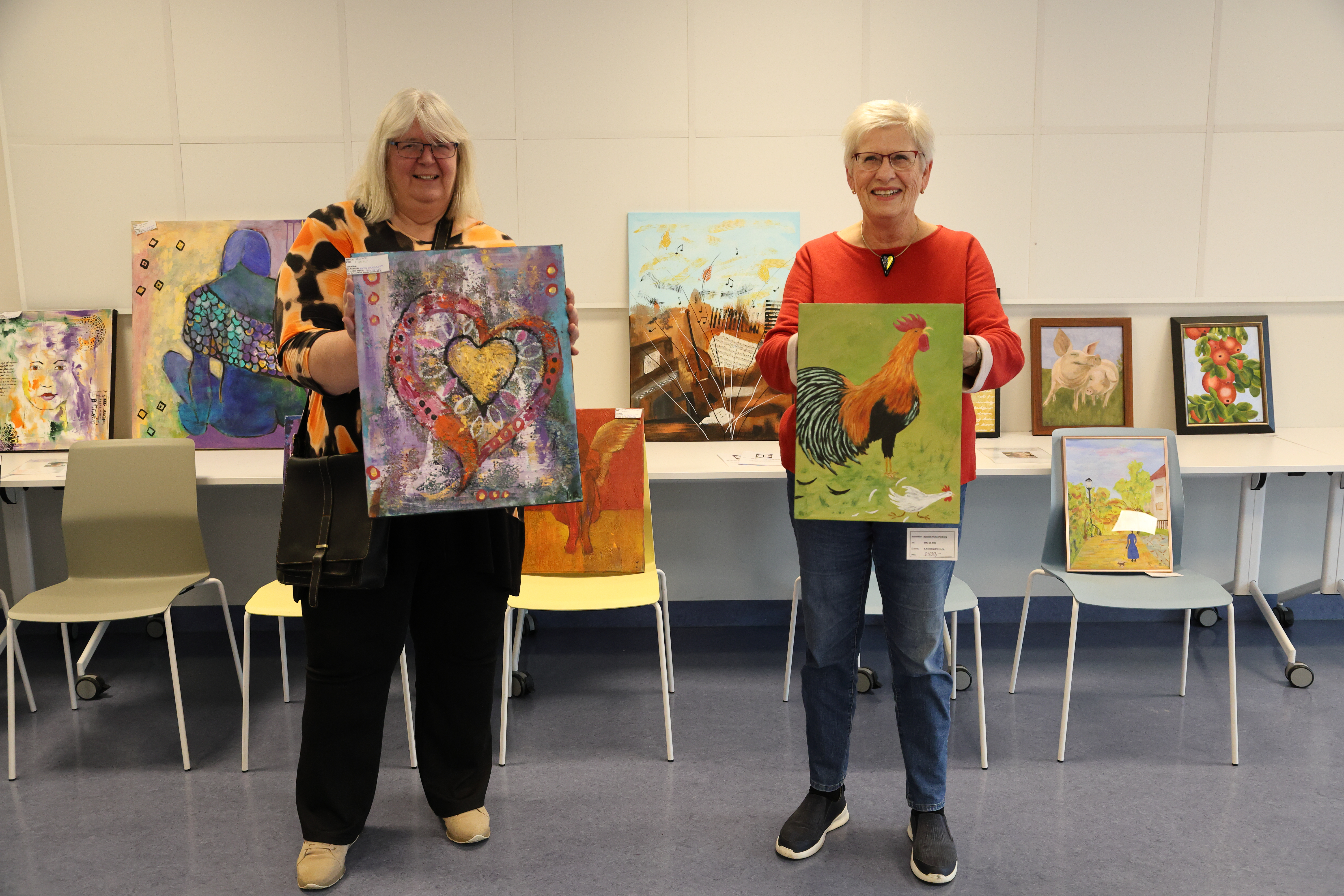 FIN KUNSTSAL: Irene Østenseth (t.v.) og Kirsten Heiberg er to av kunstnerne som stilte ut kunsten sin i flerbrukshuset på Grorud denne helgen. (Foto: Tom Evensen)