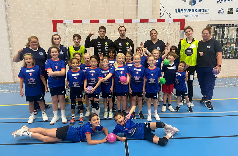 HÅNDBALLFERIE: Det er liten tvil om at denne gjengen er glad for at de meldte seg på Rema 1000 håndballskole i Idrettens Hus Nordbyen – her er det bare smil, lek og håndballglede!