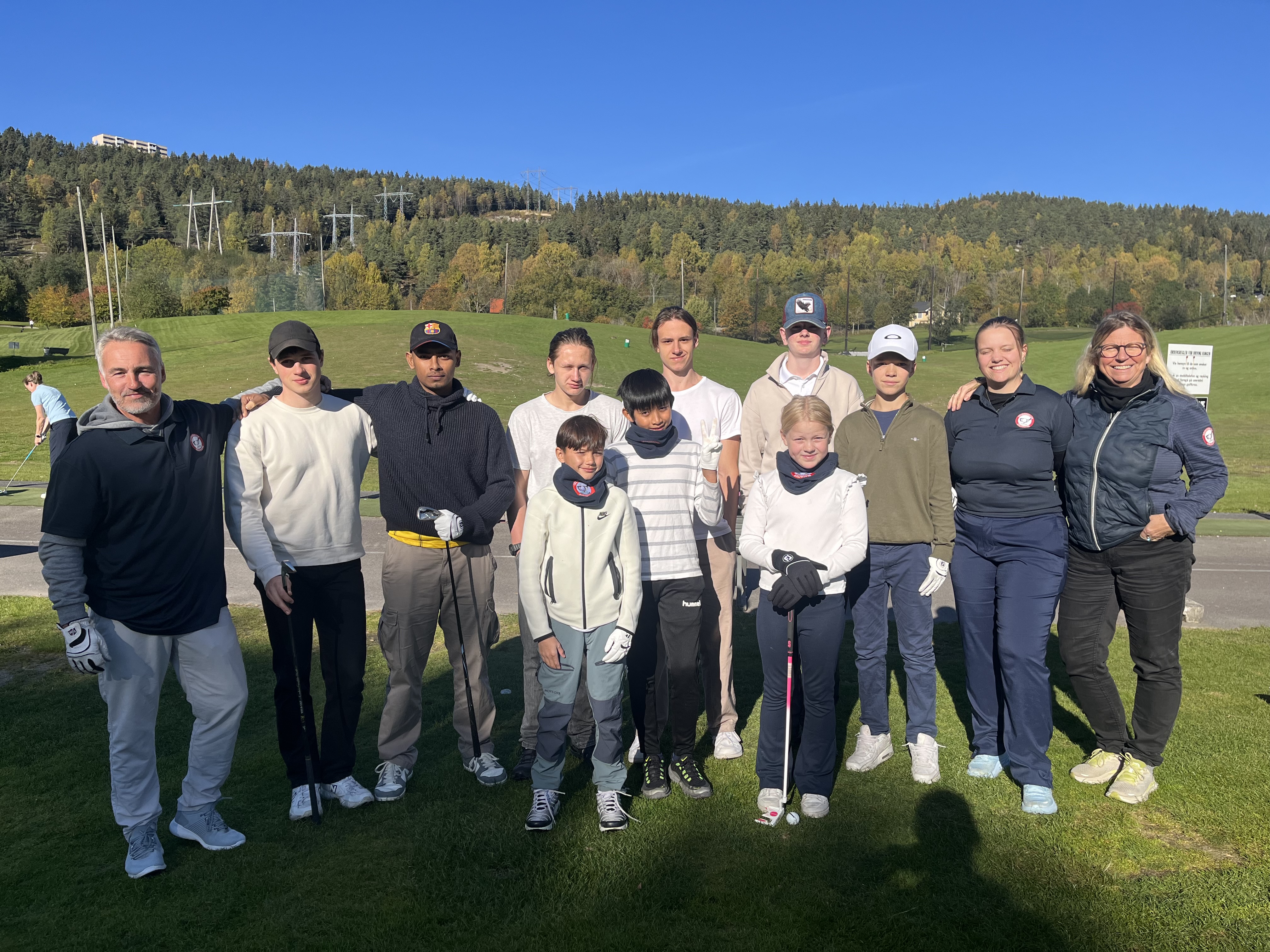 GITT MERSMAK: Nesten samtlige i denne gjengen blir gjerne igjen på golfbanen for å spille mer, selv om campen er over for dagen.