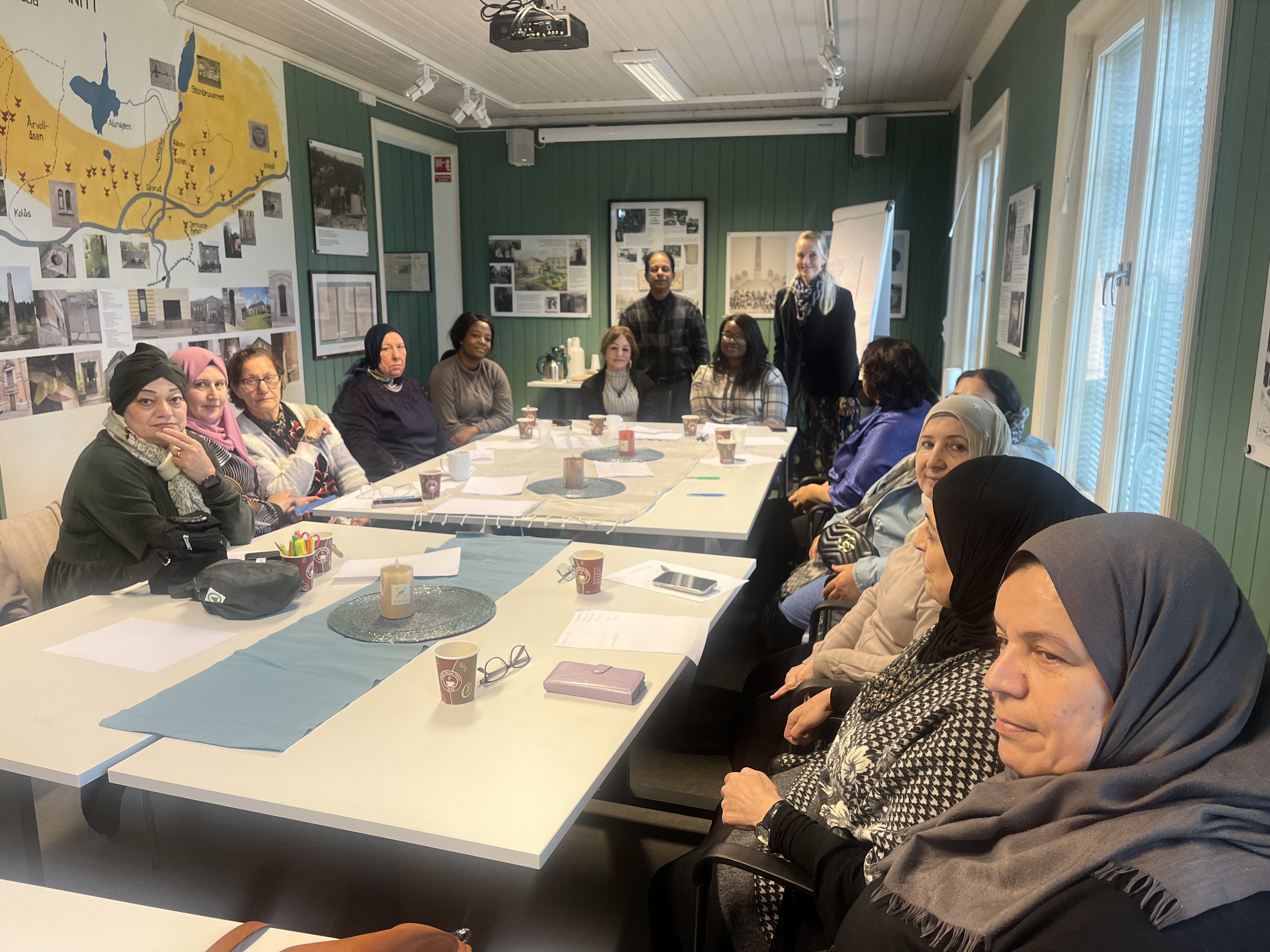 LÆRER AV HVERANDRE: I Steinhoggermuseet på Grorud møtes gruppen to ganger i uka for diskutere temaer som kan være vanskelig å løse på egenhånd.