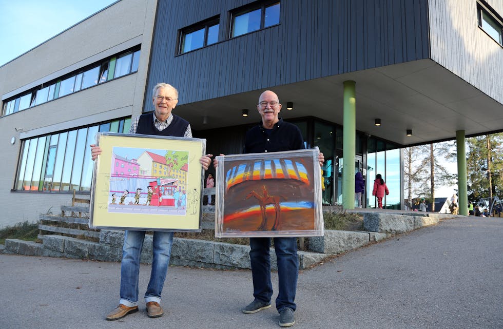 STOR BREDDE: Høybråten Lions kan tilby det meste på sin årlige kunstutstilling på Høybråten skole. Kasserer Erik Nordahl (t v) viser fram et kunstverk av Magnus Schive som har tegnet et ganske så artig motiv av den legendariske Syverkiosken på Aleksander Kiellands plass, mens leder i kunstkomiteen, Per-Kristian Petersen, viser fram et av Frans Widerbergs meget ettertraktede kunstverk. Stor forskjell i både kunstform og pris.