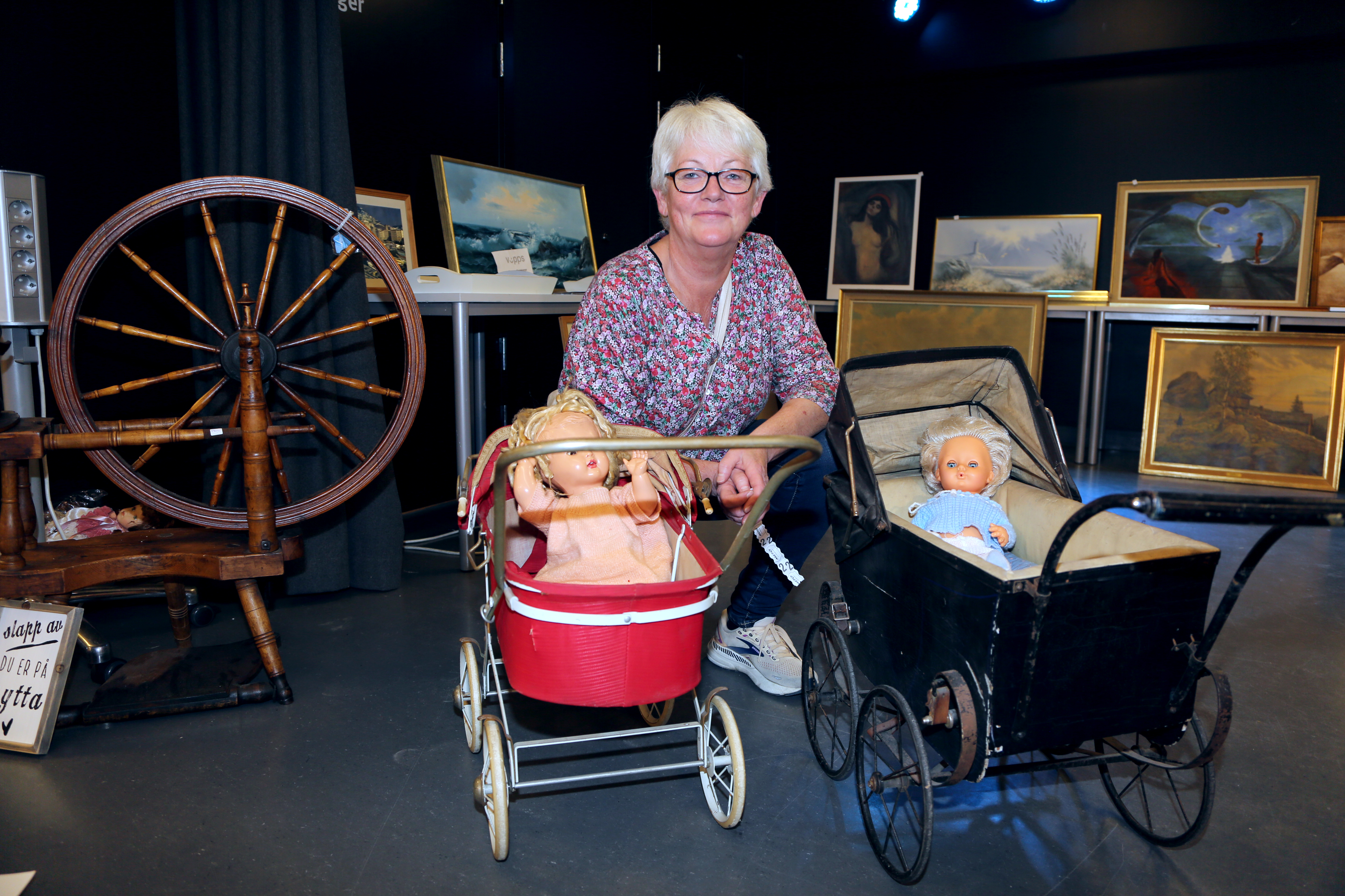 FOR SAMLERE: Gamle dukkevogner og dukker er det mange som samler på. Solveig Hammershaug regner med at disse to klenodiene blir solgt i løpet av loppemarkedet.