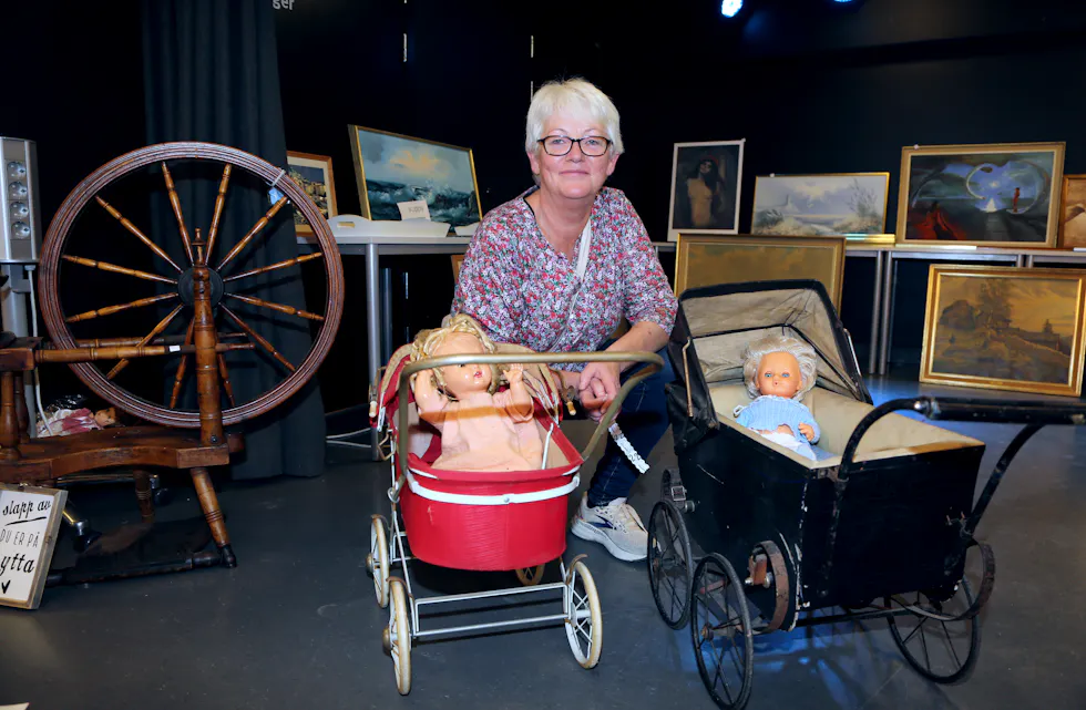 FOR SAMLERE: Gamle dukkevogner og dukker er det mange som samler på. Solveig Hammershaug regner med at disse to klenodiene blir solgt i løpet av loppemarkedet.