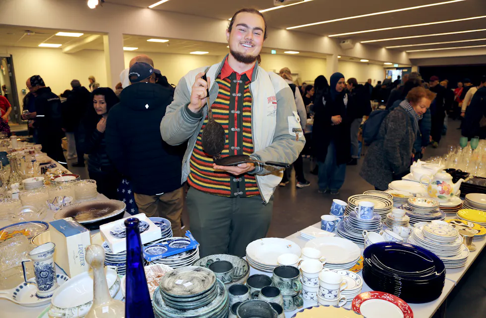 KUNSTNERISK FUNN: Markus Emil Dahl Berg Berg har ikke tenkt å bake noe ved hjelp av dette krumkakejernet – det skal bli en viktig del i hans nyeste konseptuelle kunstinstallasjon.