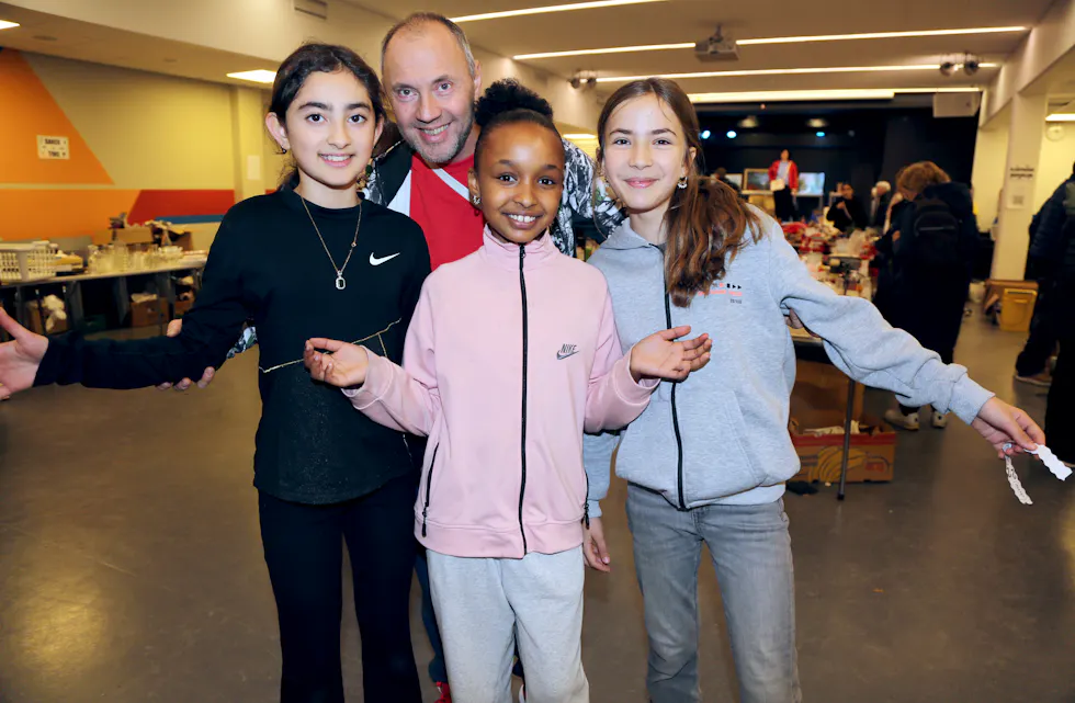 GODE HJELPERE: Loppegeneral Zoltan Berkes setter stor pris på at korpsdeltakere stiller opp i forbindelse med loppemarkedet, slik som Sofie (11) (f v), Efrata (10) og Aylin (11) som synes det er litt slitsomt, men mest moro å gjøre en innsats.