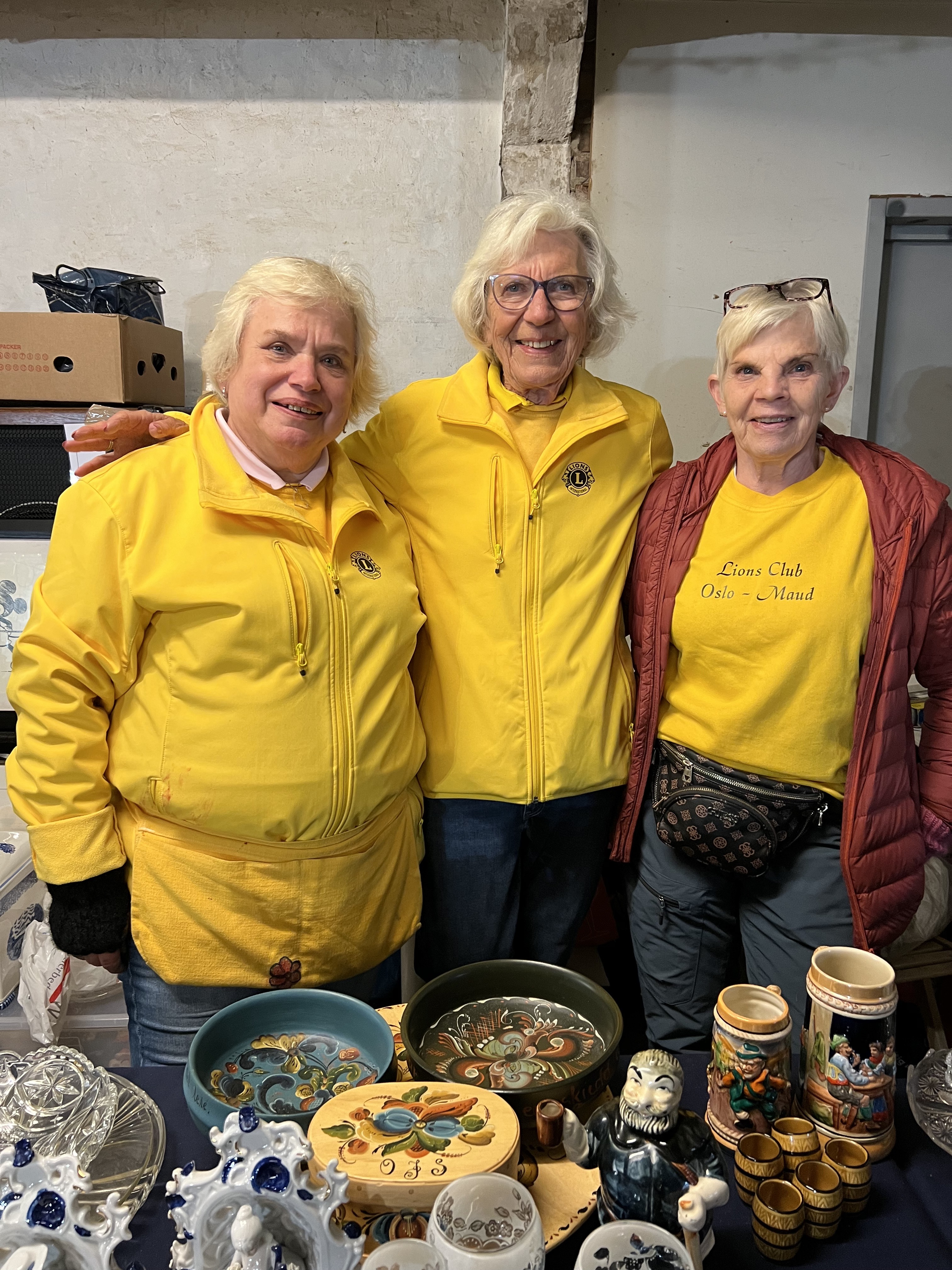 FORNØYD GJENG: Lions Club Oslo-Maud er godt fornøyde med både oppmøte, salg og stemning under årets loppemarked. (Foto: Tom Evensen) 