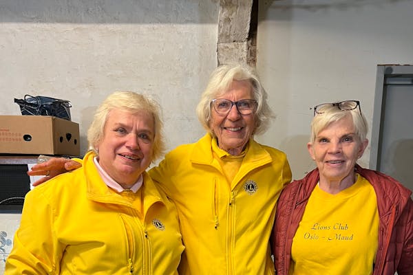 FORNØYD GJENG: Lions Club Oslo-Maud er godt fornøyde med både oppmøte, salg og stemning under årets loppemarked. (Foto: Tom Evensen)
