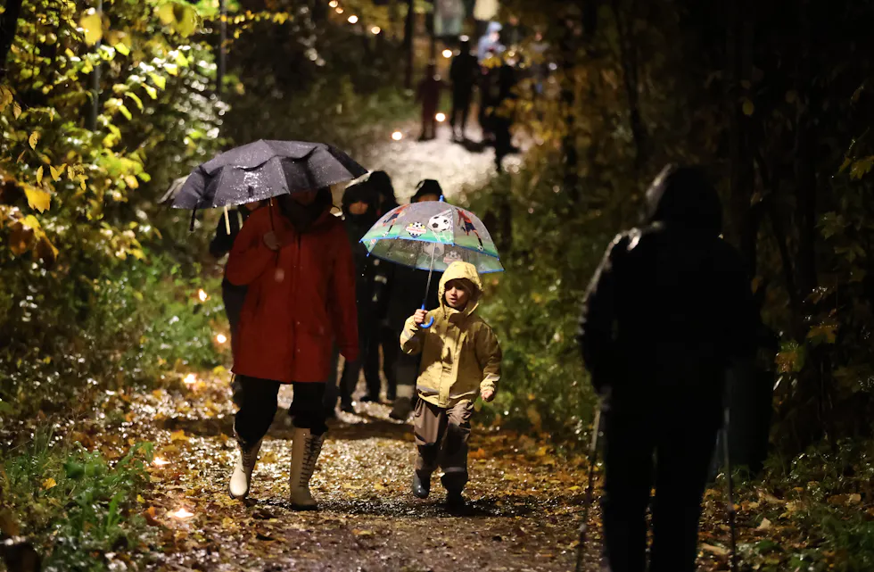 Lysvandring langs Alnaelva torsdag 10. oktober 2024.