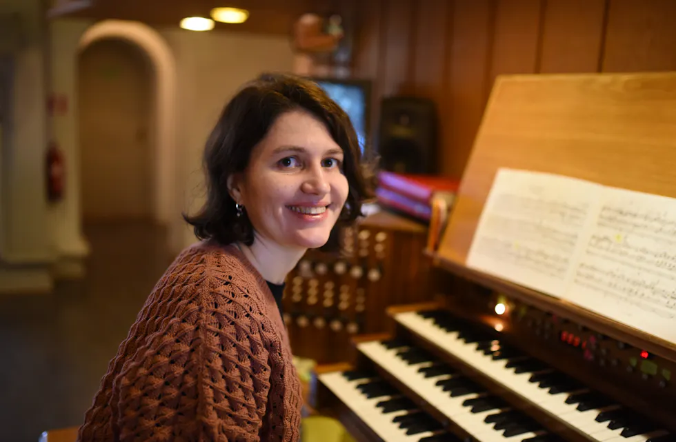MUSIKALSK TIDSREISE: Marta Tsvettsikh, organist i Grorud menighet, gleder seg til å ta med publikum på en tidsreise som går innom barokken og fram til nå.
