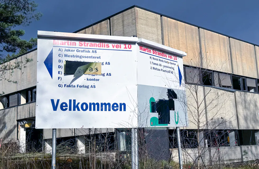 FORVANDLES: Området i Martin Strandlis vei 10 skal gjennom store endringer de neste årene. Første steg er riving av eksisterende bygg, som er godt i gang.