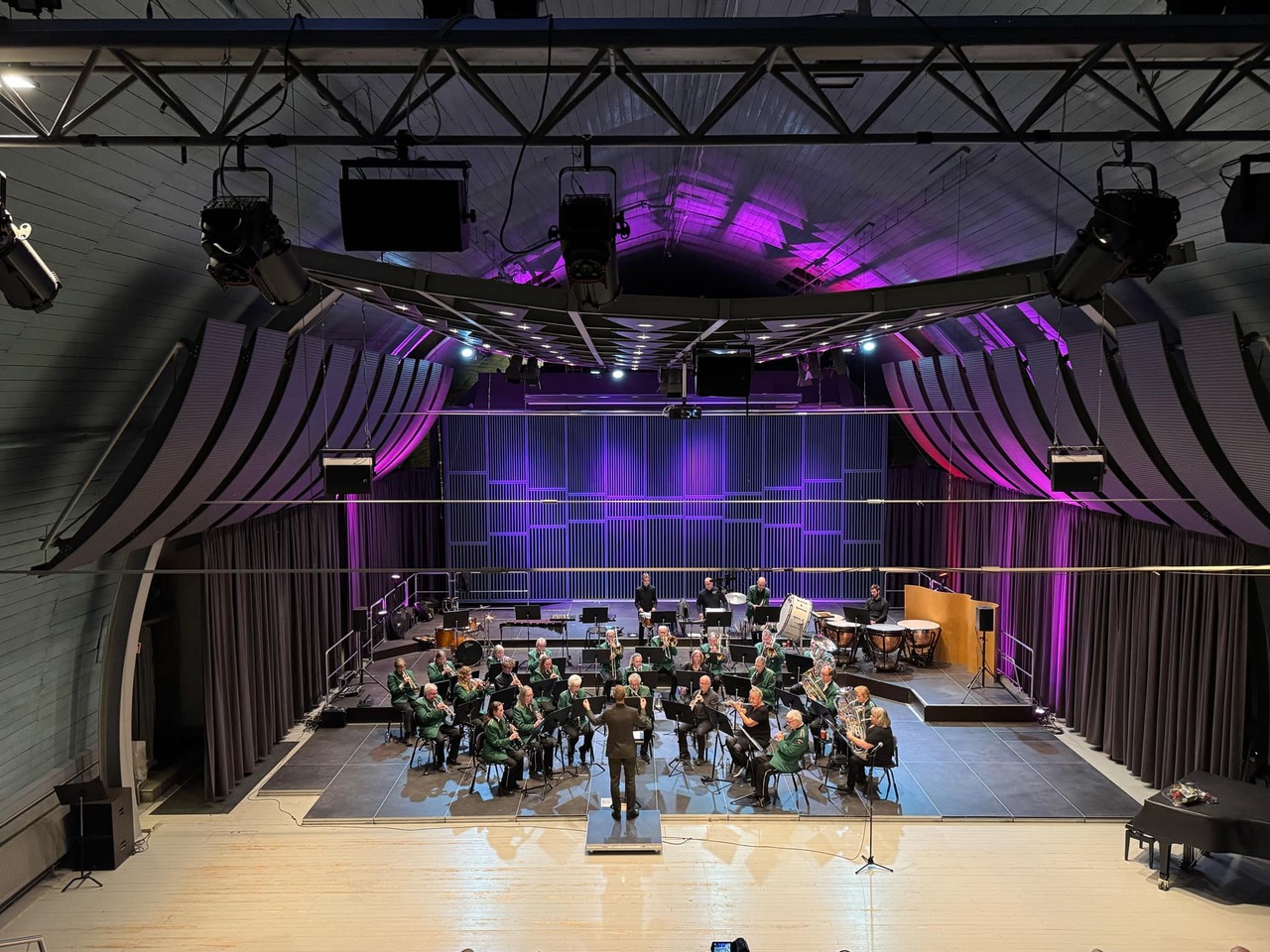 FULLT TRØKK PÅ SCENEN: Østre Aker Musikkorps leverte et variert og kraftfullt program under jubileumskonserten på Ridehuset – en musikalsk reise gjennom korpsets 75 år lange historie.