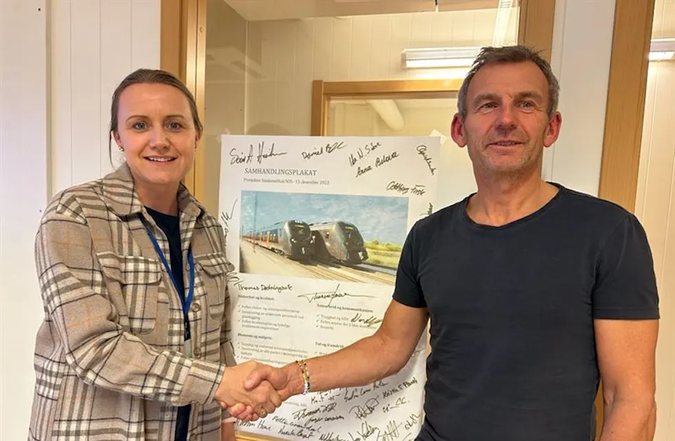 FØRSTE STASJON FERDIG: Haugenstua stasjon er klar for å ta imot nye togsett. Prosjektleder Kristin Slaaen Rørvik i Bane NOR (t.v.) og prosjektleder Svein Arne Henriksen i NCC Infrastructure gleder seg over å være ett steg nærmere mål.