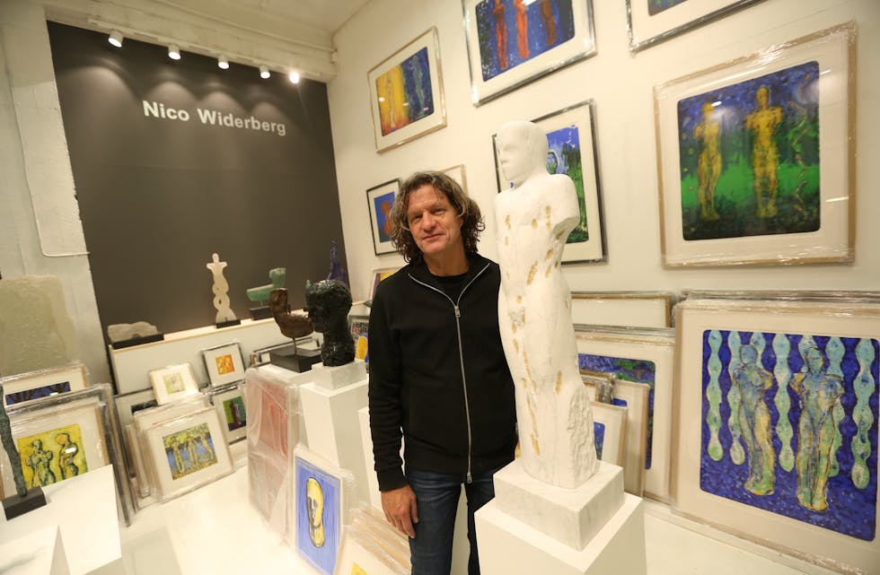 NY UTSTILLING: I 2021 besøkte vi Nico Widerberg i hans atelier i forbindelse med at han var årets kunstner på Høybråten Lions sin kunstutstilling. I år er han tilbake — men nå også sammen med flere av faren Frans Widerbergs kunstverk — og det hører til sjeldenhetene.