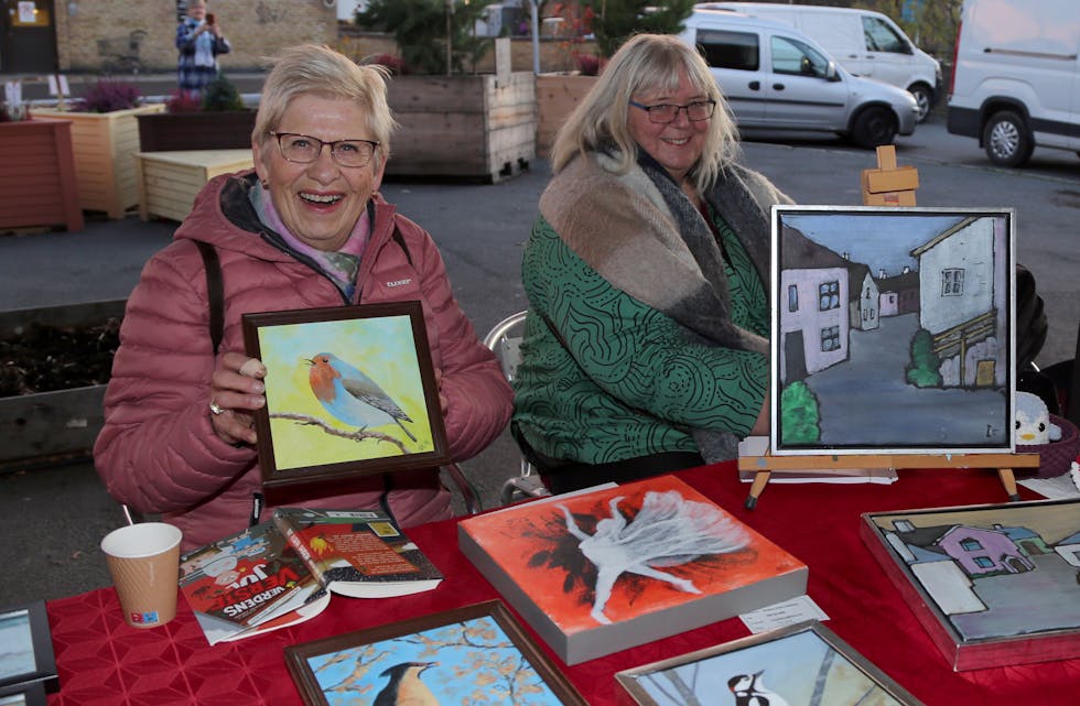 BLIDE KUNSTNERE: Kirsten Heiberg (t v) og Irene Østenseth fra Groruddalen Kunstforening var også på plass i paviljongen.