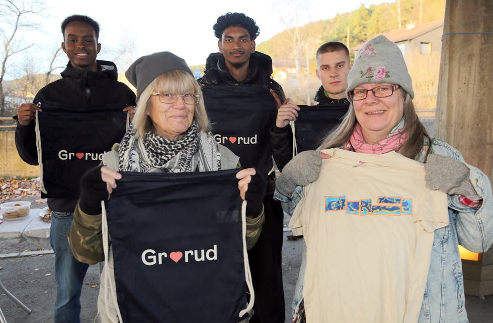 LOKAL GAVE: Anette (t v) og Vera Antonsen satte pris på disse «Grorud-produktene» de fikk av Sami (19) (f v), Madu (19) og Agdi (19).