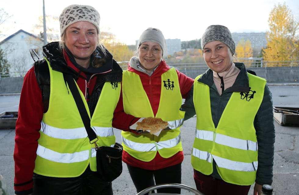 GOD PROMOTERING: Marthine Skaug (f v), Lea Vänttinen og Hege Nohr Kristoffersen fra Framfylkingen på Grorud informerte om LOs barne- og ungdomsorganisasjon.